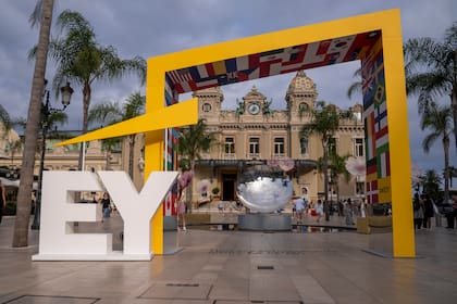 Durante una semana de junio, todos los años EY viste a Mónaco en los espacios más relevantes de la ciudad.