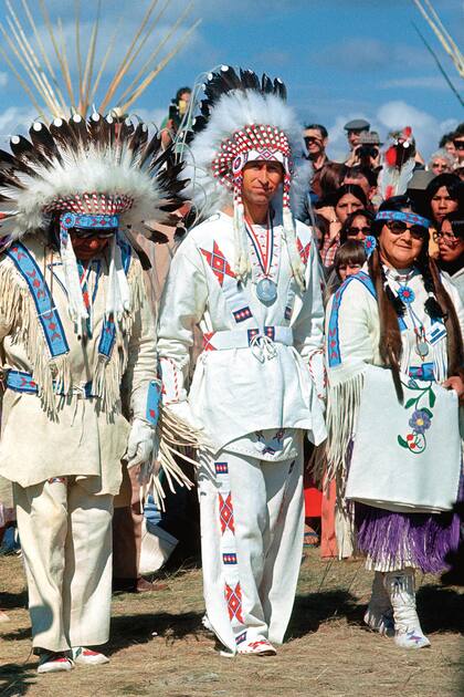Durante una visita a Canadá, en julio de 1977, fue nombrado jefe honorario de la nación Kainai y recibió el nombre de Cuervo Rojo.