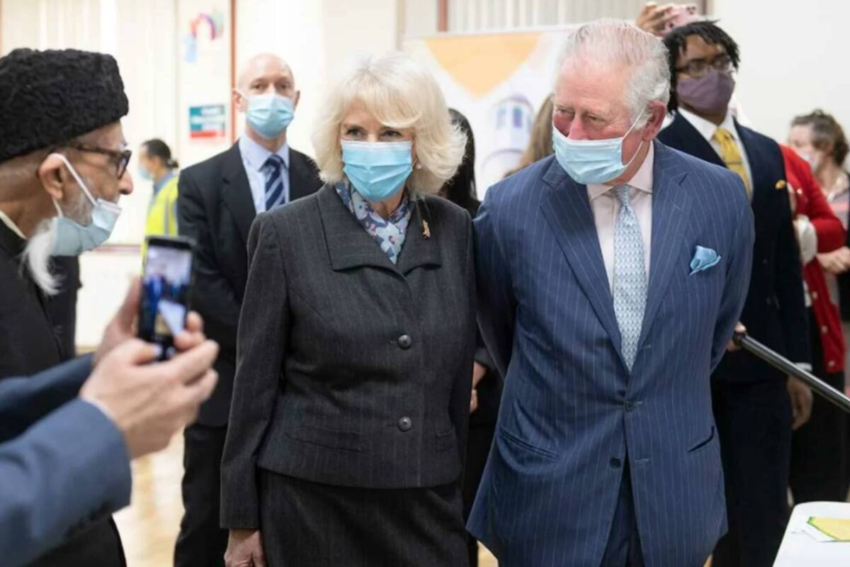 Durante una visita a un centro de vacunación, el príncipe Carlos dijo sentirse alegre y emocionado por el regreso de su padre a su hogar