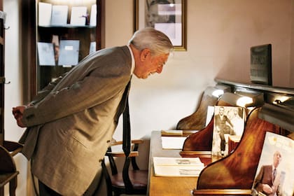 Durante una visita en 2008 por la oficina que ocupaba su colega argentino en la biblioteca Miguel Cané, en Boedo