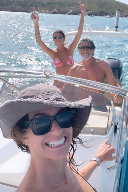 Durante uno de los paseos en lancha por la isla, que está a una hora de avión de Barcelona, donde vive Renata, hija mayor de la pareja.