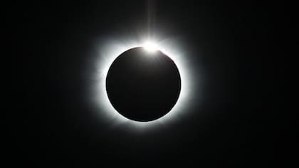 Durante unos segundos, la luz solar queda completamente tapada por la luna