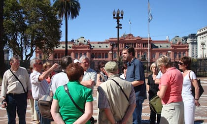 Durante varios años, Kristof trabajó en turismo