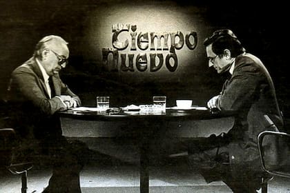 Durante varios años, Neustadt condujo el programa Tiempo Nuevo junto a Mariano Grondona. Por diferencias con la producción, en 1989 Grondona dejó el programa y comenzó a conducir Hora Clave. "Bernardo era el periodista y yo era el intelectual. El programa lo hacía él, lo pensaba él e invitaba él. Y al final, yo hacía mis reflexiones", supo decir Grondona