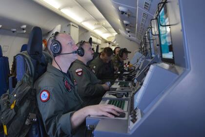 Durante varios meses entre 2014 y 2015, avistaron una serie de ovnis mientras realizaban maniobras militares en la costa este de su país