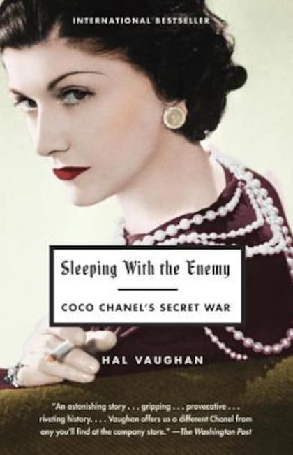 "Durmiendo con el enemigo, el secreto de guerra de Coco Chanel", la biografía escrita por Hal Vaughan, editada en 2011, que hizo foco en el pasado oscuro de la diseñadora de moda más importante de la historia