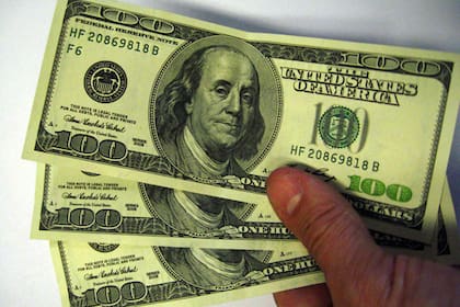 Luego de llegar a su techo de $338, el dólar blue bajó $2 y se coloca a $336 para la venta