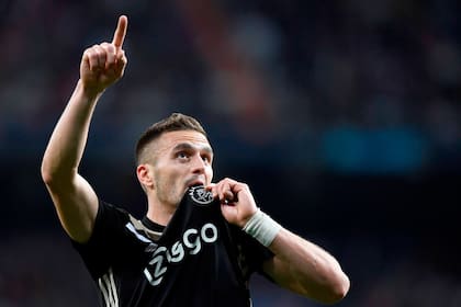 Dusan Tadic besa el escudo de Ajax luego de anotar su gol frente a Real Madrid.