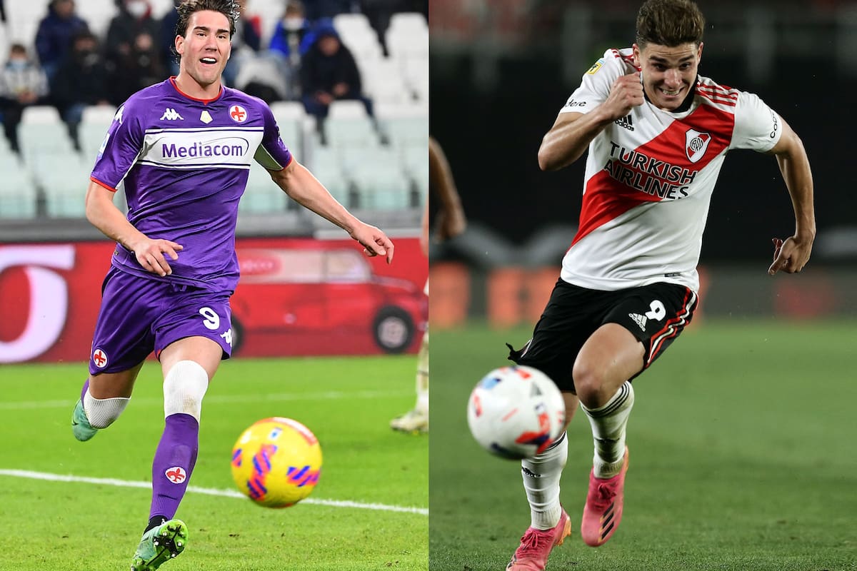 Dusan Vlahovic, delantero de Fiorentina, el atacante más buscado de Italia, y Julián Álvarez, el hombre del momento con River en la Argentina