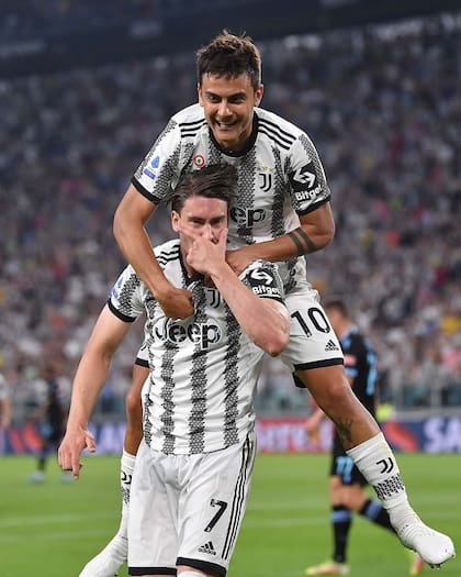 Dušan Vlahović imitó el festejo de Paulo Dybala durante el partido de despedida del argentino en la Juventus.