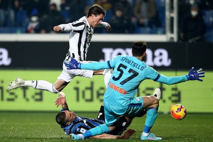 Dusan Vlahovic (izquierda) de la Juventus Merih Demiral pugnan por el balón en el partido de la Serie A italiana, el domingo 13 de febrero de 2022. (Spada/LaPresse vía AP)