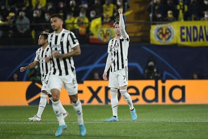 Dusan Vlahovic levanta el brazo en el festejo de su gol