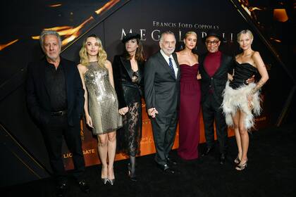 Dustin Hoffman, Chloe Fineman, Aubrey Plaza, Francis Ford Coppola, Nathalie Emmanuel, Giancarlo Esposito y Grace VanderWaal en el estreno de Megalópolis en Nueva York