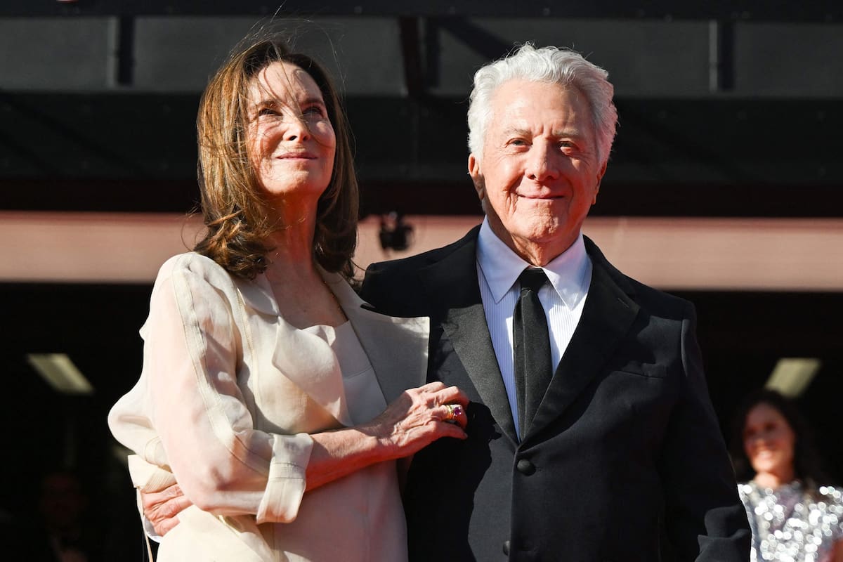 Dustin Hoffman junto a su esposa, Lisa, en la apuertura de la 60° edición del Fetsival Internacional de Cine Karlovy Vary