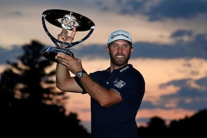 Dustin Johnson y el trofeo de campeón: redondeó una semana fantástica en Norton
