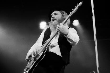 Dusty Hill de ZZ Top en el Aragon Ballroom en Chicago, Ilinois en 1980