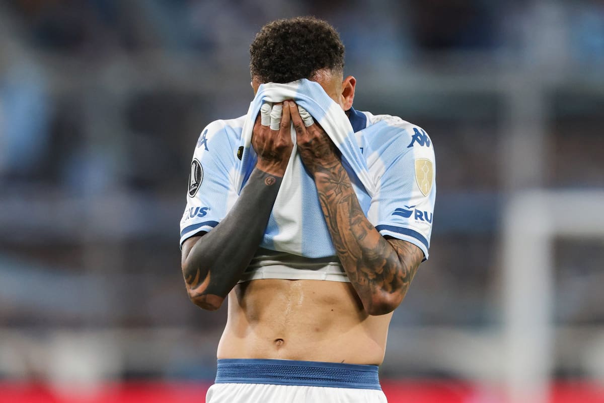 Duván Vergara se lamenta, y cómo él, todo Racing, al que se le acabó el anhelo de la Copa Libertadores a manos de un Flamengo superior.