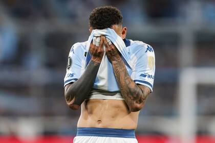 Duván Vergara se lamenta, y cómo él, todo Racing, al que se le acabó el anhelo de la Copa Libertadores a manos de un Flamengo superior.