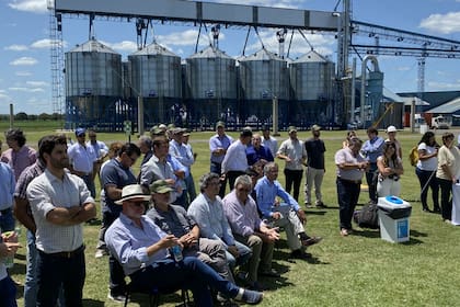 La industria inauguró la temporada de cosecha con la presencia del ministro de Agricultura, Luis Basterra y el ministro de Desarrollo Agrario de la provincia, Javier Rodríguez