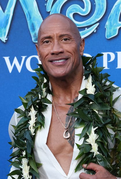 Dwayne Johnson también dijo presente. El actor enfrentó las altas temperaturas de Los Ángeles con una camisa blanca transparente y un pantalón en color marfil, logrando un look desenfadado. "La Roca" sumó un lei de hojas frescas sobre los hombros que, en muchas culturas del Pacífico, simboliza la bienvenida, el respeto y la celebración