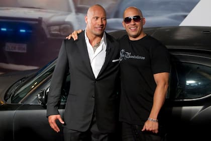 Dwayne Johnson The Rock y Vin Diesel posan durante la promoción de Fast & Furious 5 en Rio de Janeiro
