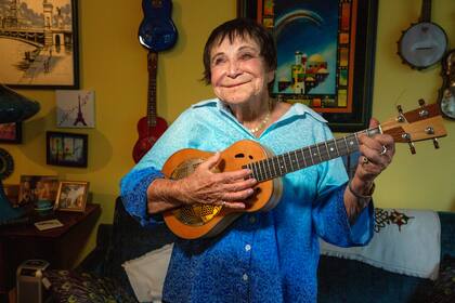 D'yan Forest, de 89 años, que ostenta el récord Guinness de comediante femenina más anciana en activo, posa en su apartamento, el jueves 19 de julio de 2024, en Nueva York. (AP Foto/Ted Shaffrey)