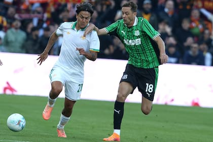 Dybala anota su primer gol en la liga desde febrero y lleva a la Roma a la cima de la Serie A