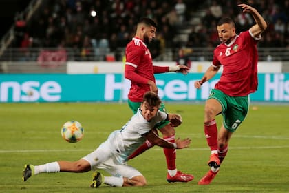 Dybala cae ante la marca de dos marroquíes. El delantero no rindió en buen nivel.
