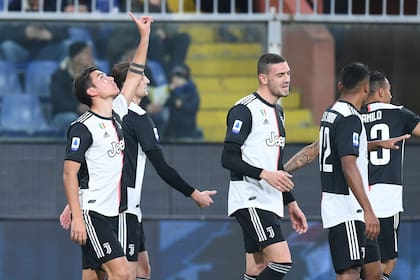 Dybala celebra su gol, el primero de Juventus, que ganó y es líder en Italia