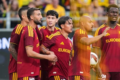 Dybala, con Soulé detrás, en el festejo de uno de los goles del amistoso de Roma ante Borussia Dortmund