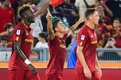 Dybala, entre Abraham y Matic, le dedica su gol al estadio Olímpico