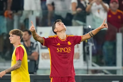 Dybala festeja uno de sus goles en el 7-0 de Roma a Empoli