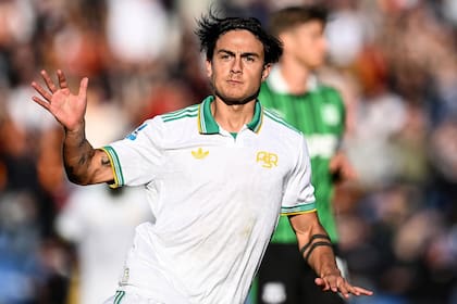 Dybala inicia su festejo luego de su gol para Roma