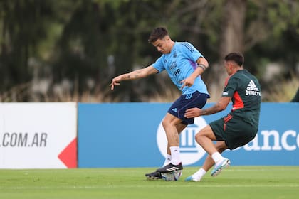 Dybala pisa la pelota en el amistoso de la selección ante River