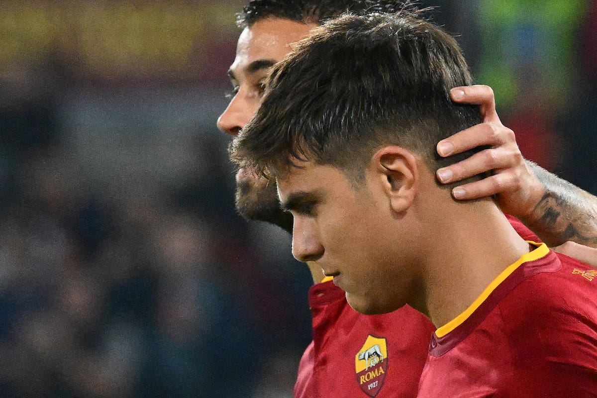 Dybala sale lesionado, con gesto de preocupación