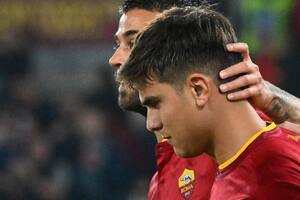 Dybala sale lesionado, con gesto de preocupación