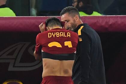 Dybala se cubre el rostro con la camiseta porque ya presume que sufrió una lesión importante