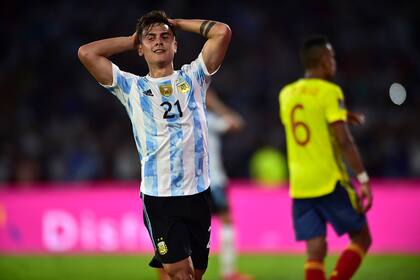 Dybala se toma la cabeza tras una ocasión fallada ante Colombia; el cordobés no termina de reencontrarse con la selección