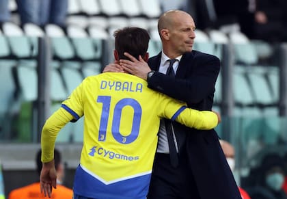 Dybala y Massimiliano Allegri, DT de Juventus