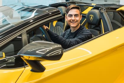 Dybala y su nuevo y lujoso auto