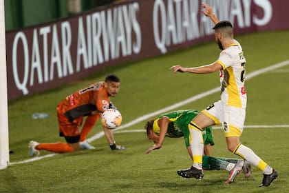De cabeza, Braian Romero anota el segundo gol de Defensa y Justicia, que derrotó 4-2 a Coquimbo y está en la final de la Copa Sudamericana.