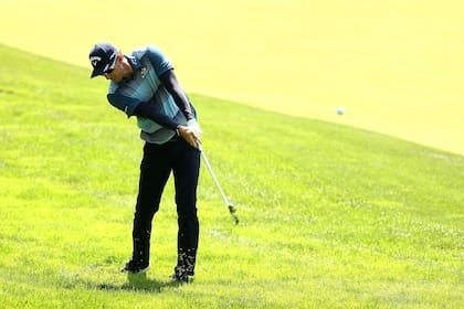 Dylan Frittelli, de Sudáfrica, juega las dos primeras vueltas a la par de McCarthy y Watney; se lo permiten las nuevas reglas sanitarias del PGA Tour, vigentes desde el 1 de julio.