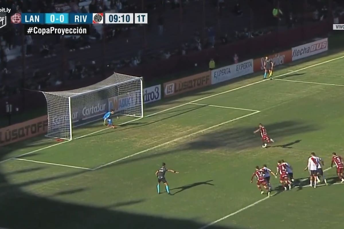 Dylan Aquino está por ejecutar el penal que le dará la ventaja por 1-0 ante River; fue una gran definición, picando la pelota, por las semifinales de la Copa Proyección de la Reserva; Lanús terminará ganando 3-1