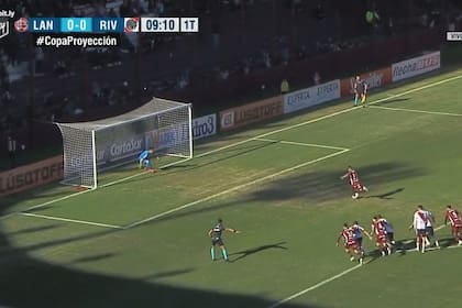 Dylan Aquino está por ejecutar el penal que le dará la ventaja por 1-0 ante River; fue una gran definición, picando la pelota, por las semifinales de la Copa Proyección de la Reserva; Lanús terminará ganando 3-1