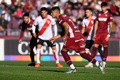 Dylan Aquino está por picar el penal que será el 1-0 de Lanús ante River, por la Copa Proyección de la Reserva 2024