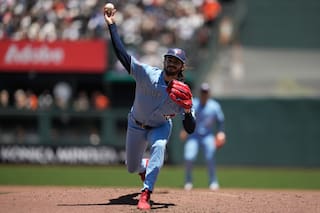 Dylan Cease pierde el juego sin hits en la novena, pero guía a Toronto a un 10-0