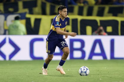 Dylan Gorosito con la pelota, amonestado en el primer tiempo