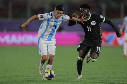 Dylan Gorosito desborda a Musa Toure; el defensor lateral asistió como frente a Cuba a Sarco para un gol del artillero de la selección.