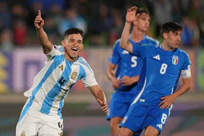 Dylan Gorosito festeja su gol a Italia durante el Mundial Sub 20 que se disputa en Chile