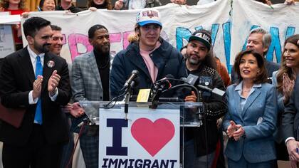Dylan López Contreras habla durante una conferencia de prensa para darle la bienvenida a casa tras ser liberado de la detención del ICE, el jueves 19 de marzo de 2026 en Nueva York